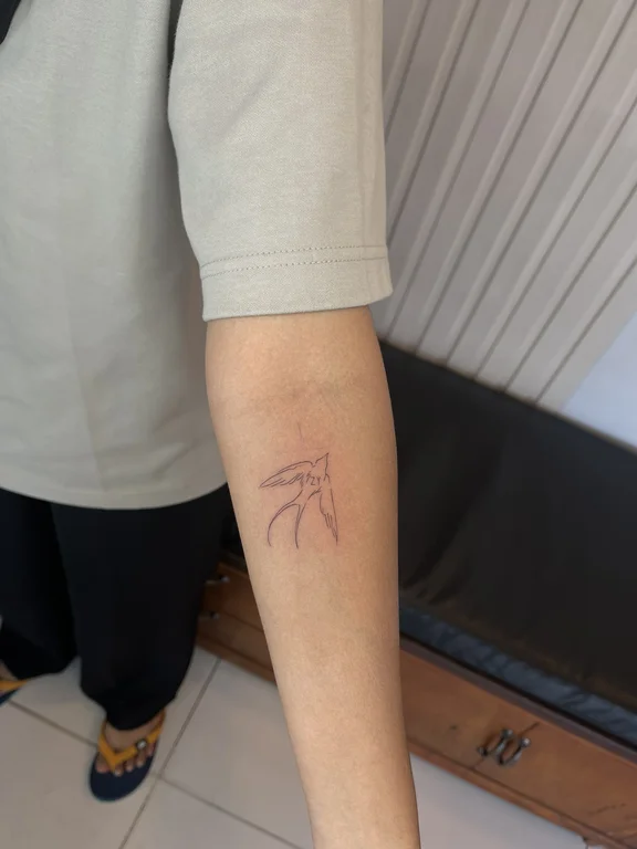 abstract minimalist hand fine line minimal linework bold line leaf tattoo Canggu Bali