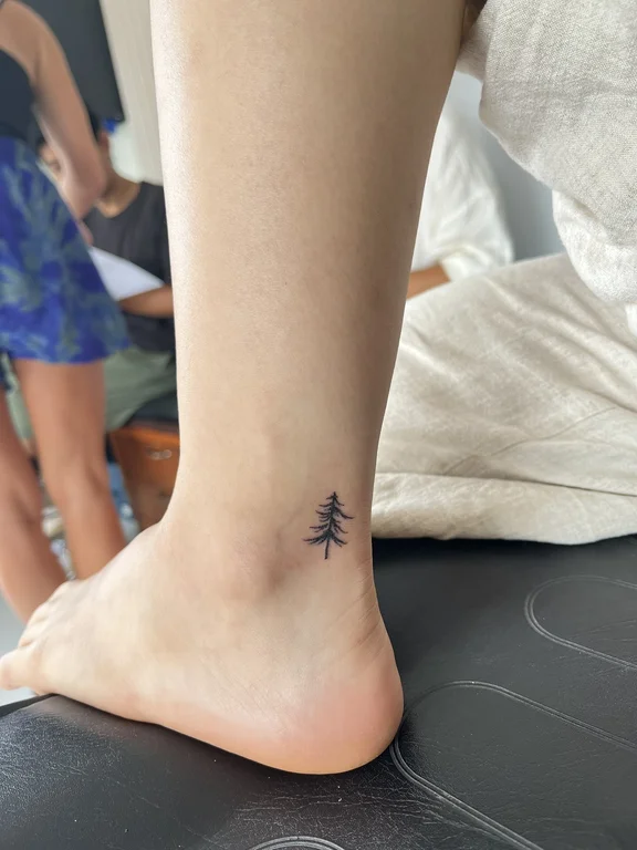 nature minimalist woman fine line minimal soft shading thin line leaf tattoo Canggu Bali